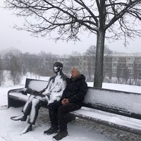 David Strathairn on Karski's bench in the Survivors Park at the Marek Edelman Dialogue Center (Photo: Bożena U. Zaremba)