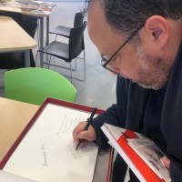 Derek Goldman signing the visitor's book at the Marek Edelman Dialogue Center (Photo: Bożena U. Zaremba)