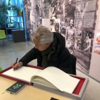 David Strathairn signing the visitor's book at the Marek Edelman Dialogue Center (Photo: Bożena U. Zaremba)
