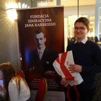 Jeden z uczniów, którym udało się rozwiązać quiz o Karskim prezentuje swoją wygraną. (KM)