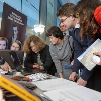 Prezes Fundacji prezentuje wystawę o Karskim znajdującą się na stronie https://www.google.com/culturalinstitute/u/0/exhibit/jan-karski-humanity-s-hero/QR_UaCtP (Forum Dialogu Między Narodami)