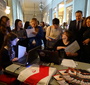 Prezes Fundacji Ewa Junczyk-Ziomecka pokazuje Prezesowi Forum Dialogu, Andrzejowi Folwarcznemu stanowisko Fundacji podczas Targów Organizacji Pozarządowych (KM)