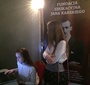 Uczennice uczą się o Karskim przeglądając internetową wystawę w Google Cultural Institute (EJZ)