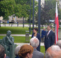 Ławeczka Jana Karskiego przed gmachem Muzeum Historii Żydów Polskich (7)