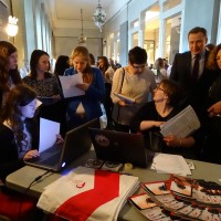 Students lining up to take the quiz on Karski (Photo: Katarzyna Musur)