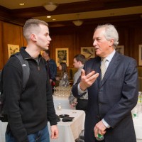 Andrzej Rojek, Przewodniczący Rady Fundacji Edukacyjnej Jana Karskiego rozmawia ze studentem Manhattan College (Zdjęcie: Joshua Cuppek)