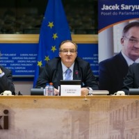 Przemawia europoseł Jacek Saryusz-Wolski (źródło: http://www.saryusz-wolski.pl/)