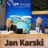 Na zdjęciu: Elmar Brok, przewodniczący Komisji Spraw Zagranicznych Parlamentu Europejskiego oraz Kjel Magne Bondevik, były premier Norwegii, autor raportu o "Odpowiedzialności za ochronę" dla ONZ (źródło: http://www.saryusz-wolski.pl/)