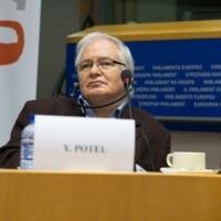 Na zdjęciu: dziennikarz i historyk Jean-Yves Potel (http://www.saryusz-wolski.pl/)