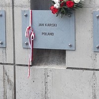 A plaque dedicated to Jan Karski at the Ferro Fountain of the Righteous, at the Holocaust Museum and Education Center in Skokie, IL (Photo: Marek Adamczyk)