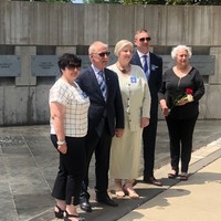 Guests of the ceremony at the Ferro Fountain of the Righteous, at the Holocaust Museum and Educational Center in Skokie, IL. From the left: Bernadetta Manturo, Tadeusz Młynek, Helena Sołtys, Marek Adamczyk, and Bożena Nowicka McLees (Photo: Piotr Gębała)