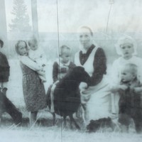 Józef Ulma fascynował się robieniem fotografii. Wiele z nich przetrwało i znalazło swoje miejsce w Muzeum.  Poniżej zdjęcie rodzinne:  żony Wiktoriii z dziećmi: Stasią, Basią, Władziem, Frankiem, Antosiem i Marysią (EJZ)