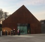 abp. Stanisław Gądecki i abp. Józef Michalik poświęcili budynek Muzeum, a naczelny rabin Polski Michael Schudrich przymocował do framugi wejścia replikę Mezuzy z Polin w Warszawie (zwitek pergaminu z fragmentami Tory). (EJZ)