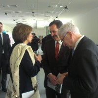 Ewa Wierzyńska, członkini Rady Fundacji Edukacyjnej Jana Karskiego w rozmowie z Ambasadorem USA w Polsce, Stephenem D. Mullem podczas inauguracji okolicznościowych monet wydanych przez Narodowy Bank Polski  (Fot. Fundacja Edukacyjna Jana Karskiego)