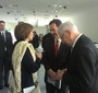 Ewa Wierzyńska, członkini Rady Fundacji Edukacyjnej Jana Karskiego w rozmowie z Ambasadorem USA w Polsce, Stephenem D. Mullem podczas inauguracji okolicznościowych monet wydanych przez Narodowy Bank Polski  (Fot. Fundacja Edukacyjna Jana Karskiego)