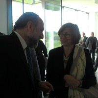 Ewa Wierzyńska, członkini Rady Fundacji Edukacyjnej Jana Karskiego w rozmowie z Rabinem Michaelem Schudrichem podczas inauguracji okolicznościowych monet wydanych przez Narodowy Bank Polski  (Fot. Fundacja Edukacyjna Jana Karskiego)