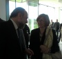 Ewa Wierzyńska, członkini Rady Fundacji Edukacyjnej Jana Karskiego w rozmowie z Rabinem Michaelem Schudrichem podczas inauguracji okolicznościowych monet wydanych przez Narodowy Bank Polski  (Fot. Fundacja Edukacyjna Jana Karskiego)