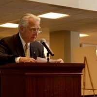 Robert Ogrodnik, Konsul Honorowy RP w St. Louis przemawia w czasie otwarcia wystawy w SLU (Kegan Phillips)