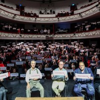 The audience and the artists urge everyone to REMEMBER. On the stage, from the left: Grażyna Torbicka, David Strathairn, Clark Young, Derek Goldman, and Piotr Krasnowolski (interpreter) (Photo: Darek Senkowski)