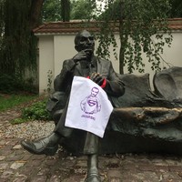 The Karski statue holds a bag with a depiction of Karski as a superhero (Photo: Dariusz Paczkowski)