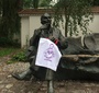 The Karski statue holds a bag with a depiction of Karski as a superhero (Photo: Dariusz Paczkowski)