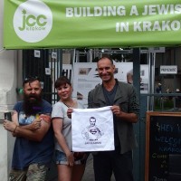 Karski fans in front of the JCC in Krakow (Photo: Dariusz Paczkowski)