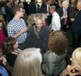 David Strathairn otoczony słuchaczami po zakończeniu spektaklu (Rafael Suanes-Georgetown Univ.)