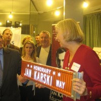 Wanda Urbanska accepting the Jan Karski Way sign from Mark Orwat of the office of Alderman John Arena, 45th Ward representative (Photo: Bożena U. Zaremba)