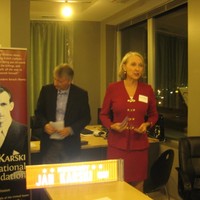 Wanda Urbanska's presentation at the PACC meeting. On the left, PACC Executive Director, Bogdan Pukszta (Photo: Bożena U. Zaremba)