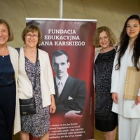 Jadwiga Czartoryska, Ewa Wierzyńska i Ewa Junczyk-Ziomecka z laureatką nagrody Karski2020, Aleksandrą Wiśniewską (Fot. Ewa Radziewicz)