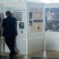 Goście uroczystości zwiedzają wystawę Jan Karski: Człowiek Wolności wystawioną w hallu Muzeum POLIN. (Fot. Ewa Radziewicz)