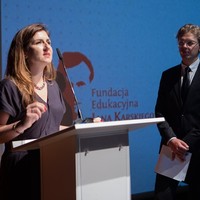Monika Korowajczyk-Sujkowska przedstawia nagrodę Karski2020. (Fot. Ewa Radziewicz)