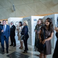 Goście uroczystości wręczenia nagród Spirit of Jan Karski Award i Karski2020 w hallu Muzeum POLIN (Fot. Ewa Radziewicz)