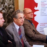 Od lewej: dyrektor Wydawnictwa ZNAK Maciej Gablanowski, profesor Szymon Rudnicki, członek Rady Fundacji Przemysław Krych (Fundacja Edukacyjna Jana Karskiego/Marta Mieszczanek)
