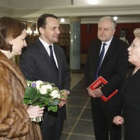 Elżbieta Penderecka, Prezes Zarządu Stowarzyszenia im. Ludwiga van Beethovena wita Ministra Radosława Sikorskiego z żoną, Anną Applebaum-Sikorską. Trzeci od lewej prof. Andrzej Rzepliński prezes Trybunału Konstytucyjnego (Fot. Bruno Fidrych)