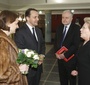 Elżbieta Penderecka, Prezes Zarządu Stowarzyszenia im. Ludwiga van Beethovena wita Ministra Radosława Sikorskiego z żoną, Anną Applebaum-Sikorską. Trzeci od lewej prof. Andrzej Rzepliński prezes Trybunału Konstytucyjnego (Fot. Bruno Fidrych)