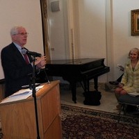Bob Billingsley addresses the group (with Ms. Urbanska and Tom Wood on right)