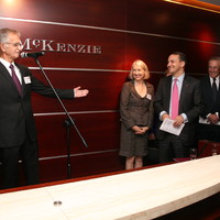 Jacek Fedorowicz, Wanda Urbanska (prezydent Jan Karski Educational Foundation w Chicago), Minister Radosław Sikorski, Andrzej Rojek (przewodniczący Rady Fundacji) i Ewa Wierzyńska (członkini Rady) (zdjęcie autorstwa Anny Jastrzębskiej-Wysockiej, Baker&McKenzie Krzyżowski i Wspólnicy)