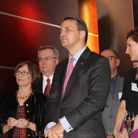 Od lewej: Ewa Wierzyńska (Rada Fundacji), Michał Mrożek (Rada Fundacji), Minister Radosław Sikorski, Weronika Achramowicz (Baker&McKenzie) (zdjęcie autorstwa Grzegorza Tomczewskiego, Muzeum Historii Polski)