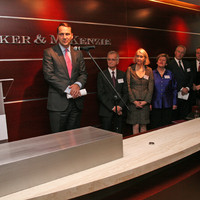 Od lewej: Minister Radosław Sikorski, Jacek Fedorowicz, Wanda Urbanska (prezydent Jan Karski Educational Foundation w Chicago) i członkowie Rady Fundacji: Bożena Nowicka McLees, Andrzej Rojek (przewodniczący Rady), Michał Mrożek, Ewa Wierzyńska oraz Weronika Achramowicz (Baker & McKenzie) (zdjęcie autorstwa Anny Jastrzębskiej-Wysockiej, Baker&McKenzie Krzyżowski i Wspólnicy)