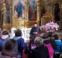 Students admire iconostasis at St. Mary Magdalene Orthodox Church in Warsaw, and learn about the history of the Orthodox faith in Poland and its doctrine.  (Photo: Courtesy of FEJK)