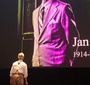 Odtwórca roli Jana Karskiego, David Strathairn składa hołd wielkiemu Polakowi. Zdjęcie Karskiego autorstwa Carol Harrison. (Fot. Paweł Molęcki/East News)