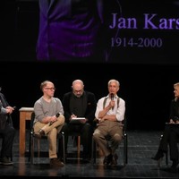 Dyskusja po przedstawieniu. Od lewej: Derek Goldman, Clark Young, Piotr Krasnowolski (tłumacz), David Strathairn i prowadząca rozmowę Grażyna Torbicka (Fot. Darek Senkowski)