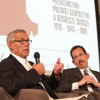Od lewej: gość specjalny - prof. Peter F. Krogh, Ambasador USA w Polsce - Stephen D. Mull oraz dyrektor Ośrodka Studiów Wschodnich - dr Olaf Osica (fot. Fundacja Edukacyjna Jana Karskiego/ Marcin Aniszewski)