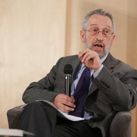 Prowadzący dyskusję - Eugeniusz Smolar, Dyrektor Programowy Stulecia Jana Karskiego Fundacji (fot. Fundacja Edukacyjna Jana Karskiego/ Marcin Aniszewski)