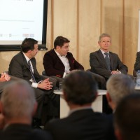 Od lewej: gość specjalny - prof. Peter F. Krogh, Ambasador USA w Polsce - Stephen D. Mull, dyrektor Ośrodka Studiów Wschodnich - dr Olaf Osica, doradca Prezydenta RP ds. międzynarodowych - prof. Roman Kuźniar oraz Dyrektor Programowy Stulecia Jana Karskiego Fundacji - Eugeniusz Smolar (fot. Fundacja Edukacyjna Jana Karskiego/ Marcin Aniszewski)