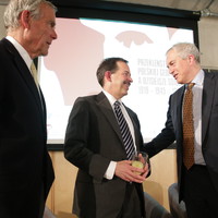 Zakończenie debaty. Od lewej: gość specjalny - prof. Peter F. Krogh, Ambasador USA w Polsce - Stephen D. Mull oraz Andrzej Rojek - przewodniczący Rady Fundacji  (fot. Fundacja Edukacyjna Jana Karskiego/ Marcin Aniszewski)