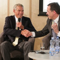 Od lewej: gość specjalny - prof. Peter F. Krogh oraz Ambasador USA w Polsce - Stephen D. Mull (fot. Fundacja Edukacyjna Jana Karskiego/ Marcin Aniszewski)