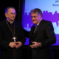 Od lewej: ks. abp Henryk Muszyński Prymas-Senior, Rabin Abraham Skórka oraz Ojciec Tomasz Dostatni (zdj. Stowarzyszenie im. Jana Karskiego)