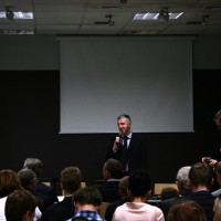 Ryszard Podkowa, specjalista ds. promocji ze Stołecznego Biura Turystyki prezentuje aplikację "Warszawa Jana Karskiego" (fot. Antoni Szczepański)